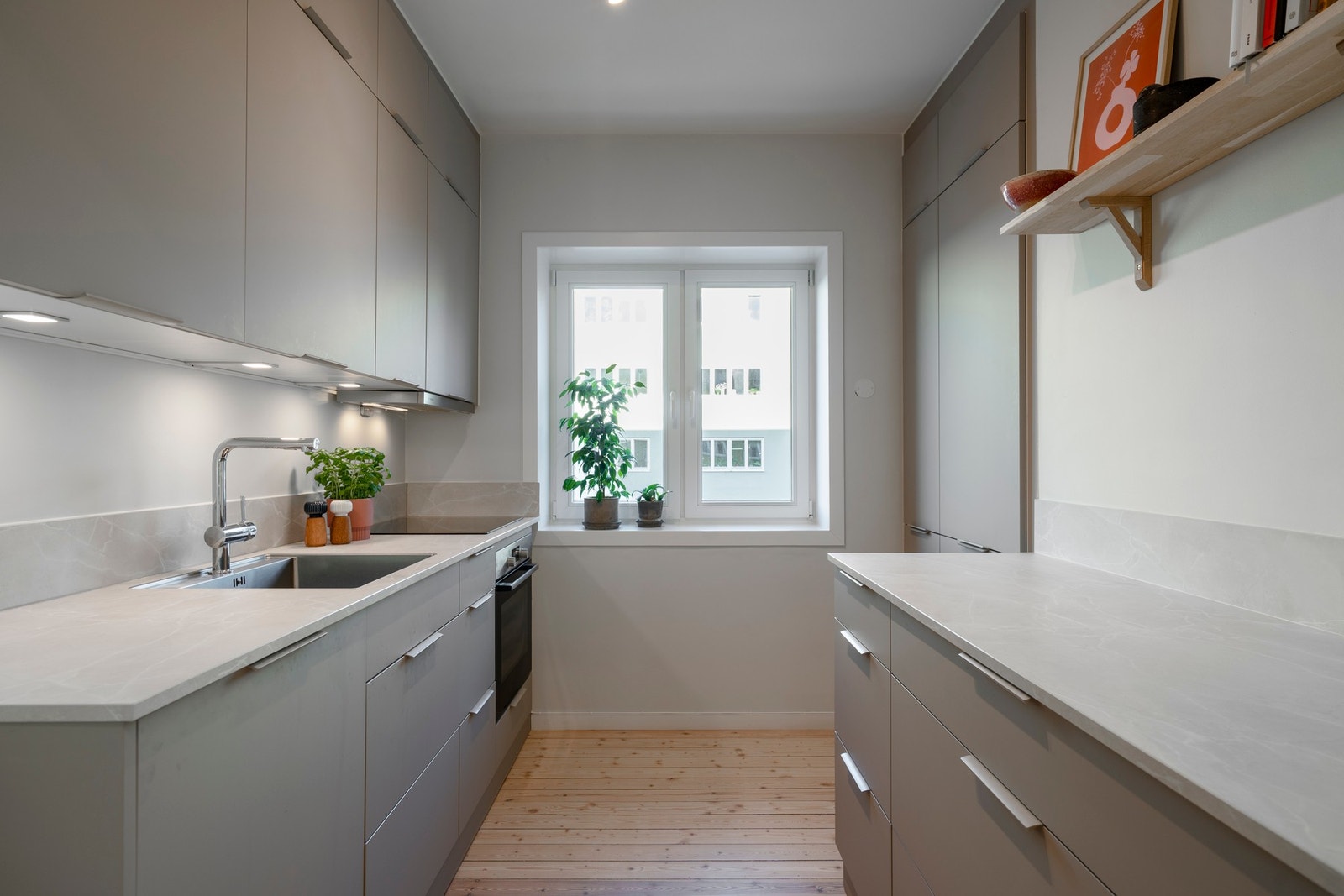 Videre har leiligheten et praktisk separat kjøkken. Galleribilde