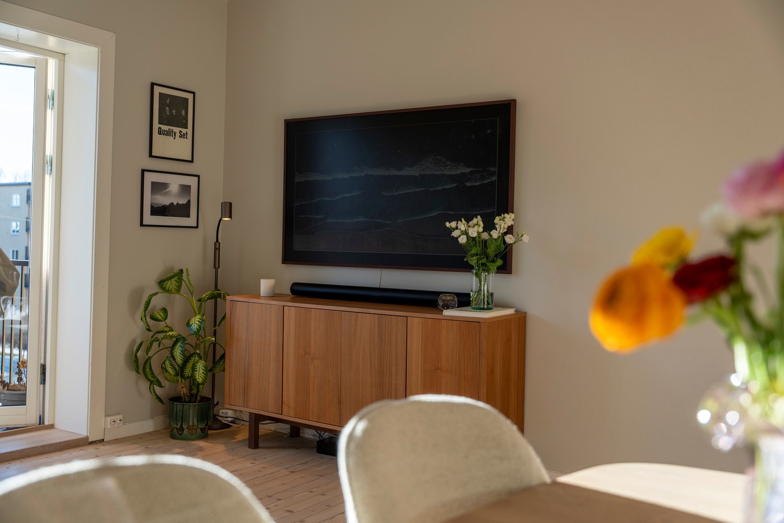 Overflatene er malt i en behagelig og moderne fargetone. Galleribilde