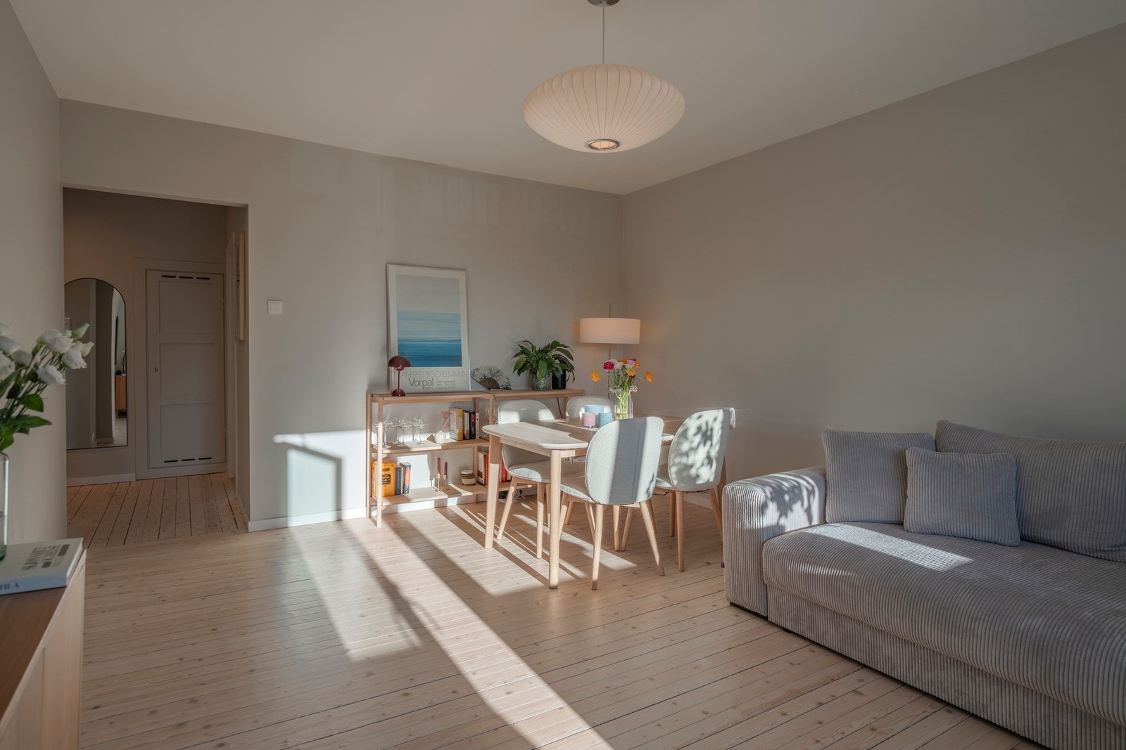 Stuens gode planløsning gjør det enkelt å innrede. Galleribilde