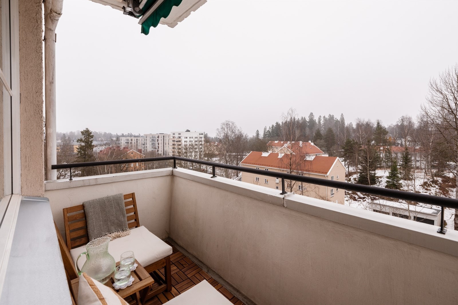 Balkongen har plass til en liten, koselig sittegruppe. Galleribilde