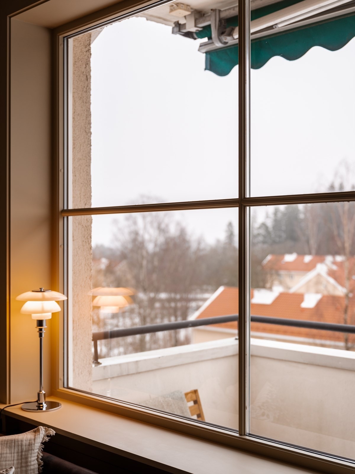 Hjørneleilighetens mange vinduer slipper inn rikelig med dagslys. Galleribilde