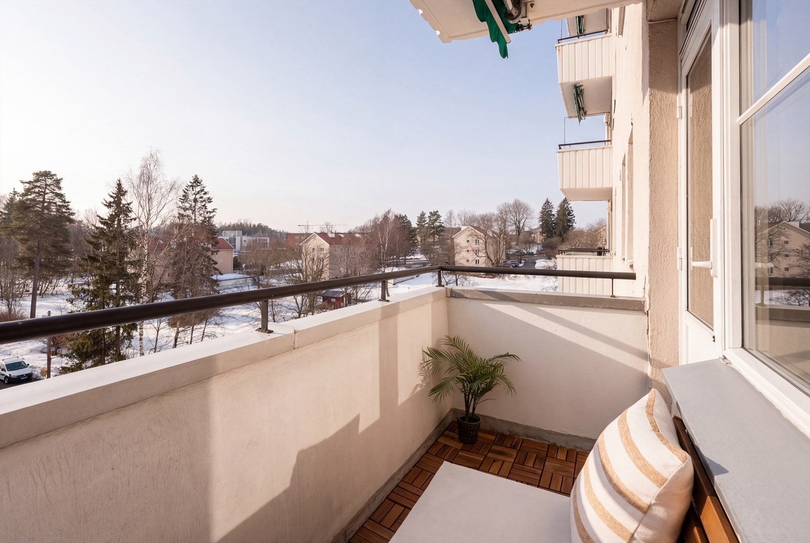Fra stuen er det utgang til en balkong på ca. 3,7 m². Høyt og fritt i 6. etasje med fin utsikt, gode solforhold og lite innsyn. Bildet er AI redigert. Galleribilde