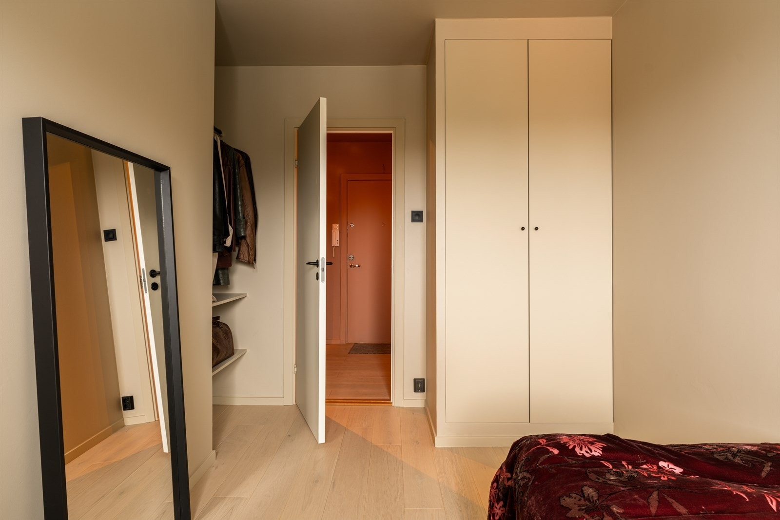 Rommet har plass til både seng og oppbevaringsmøbler. Galleribilde