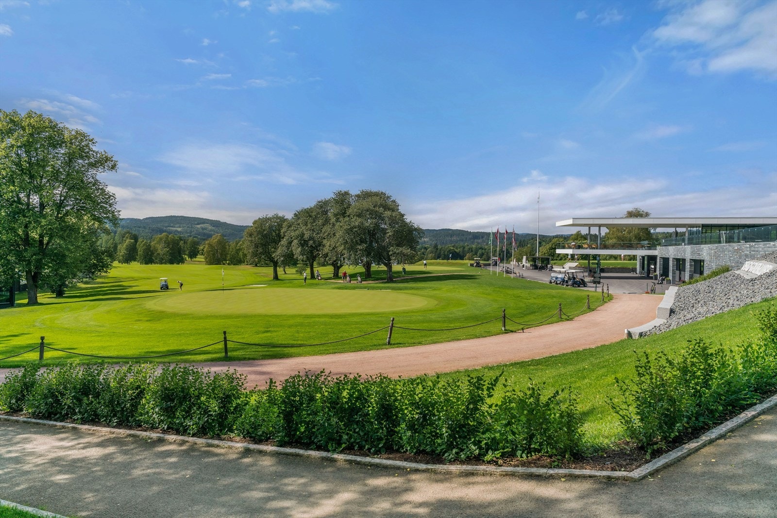 Like ved ligger også Oslo Golfklubb, som av mange regnes som en av landets mest attraktive golfbaner, med internasjonal konkurransestandard og kunstisbane om vinteren. Galleribilde