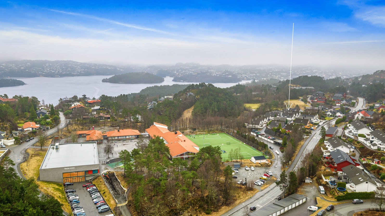 Gjesteparkering finnes like ved banen på oppmerkede plasser. Galleribilde