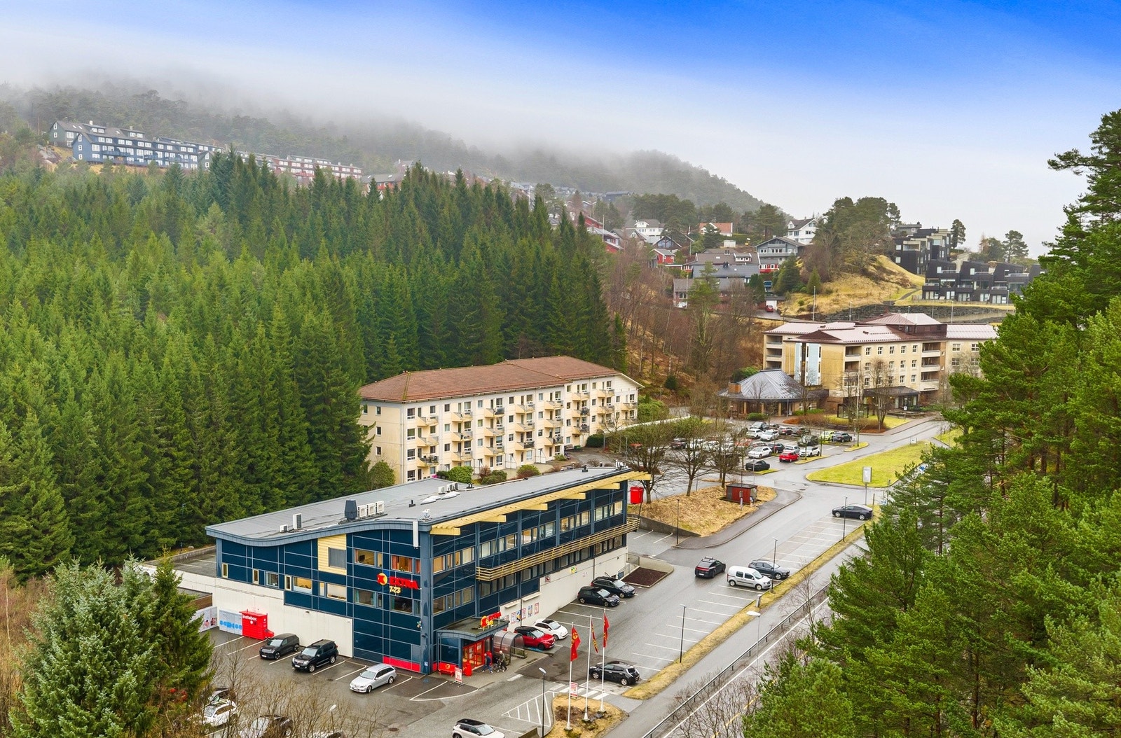 Dagligvare og servicetilbud finnes i nærområdet, noe som bidrar til en enkel og effektiv hverdag. Galleribilde