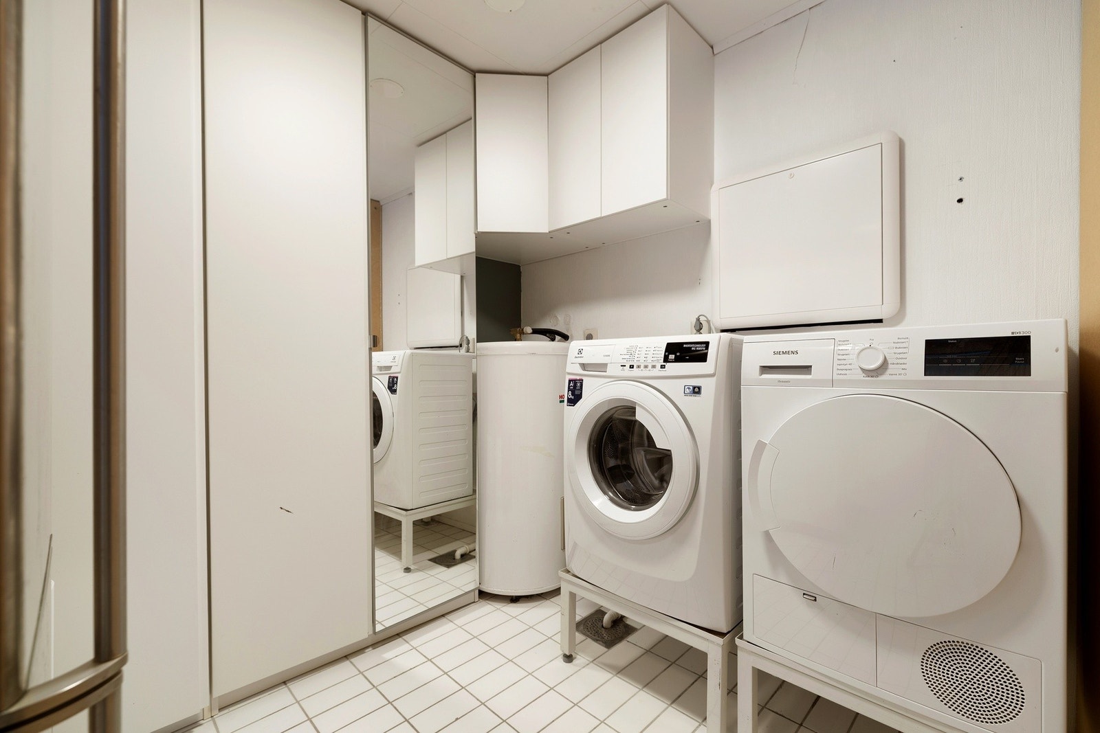 vaskerom med plass til vaskemaskin og tørketrommel. Galleribilde
