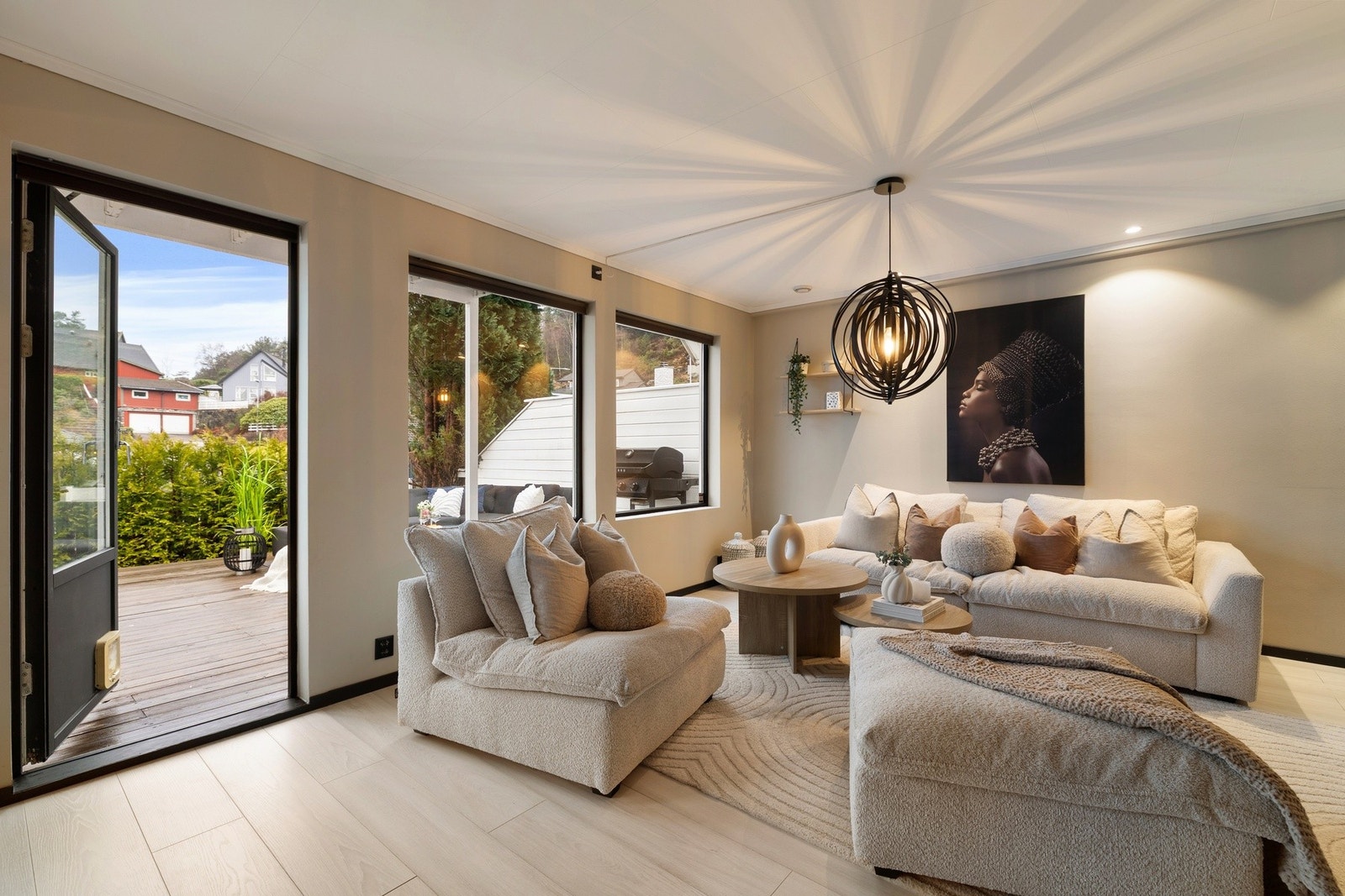 Store vindusflater gir rikelig med dagslys og fin kontakt med uteplass og hage. Galleribilde