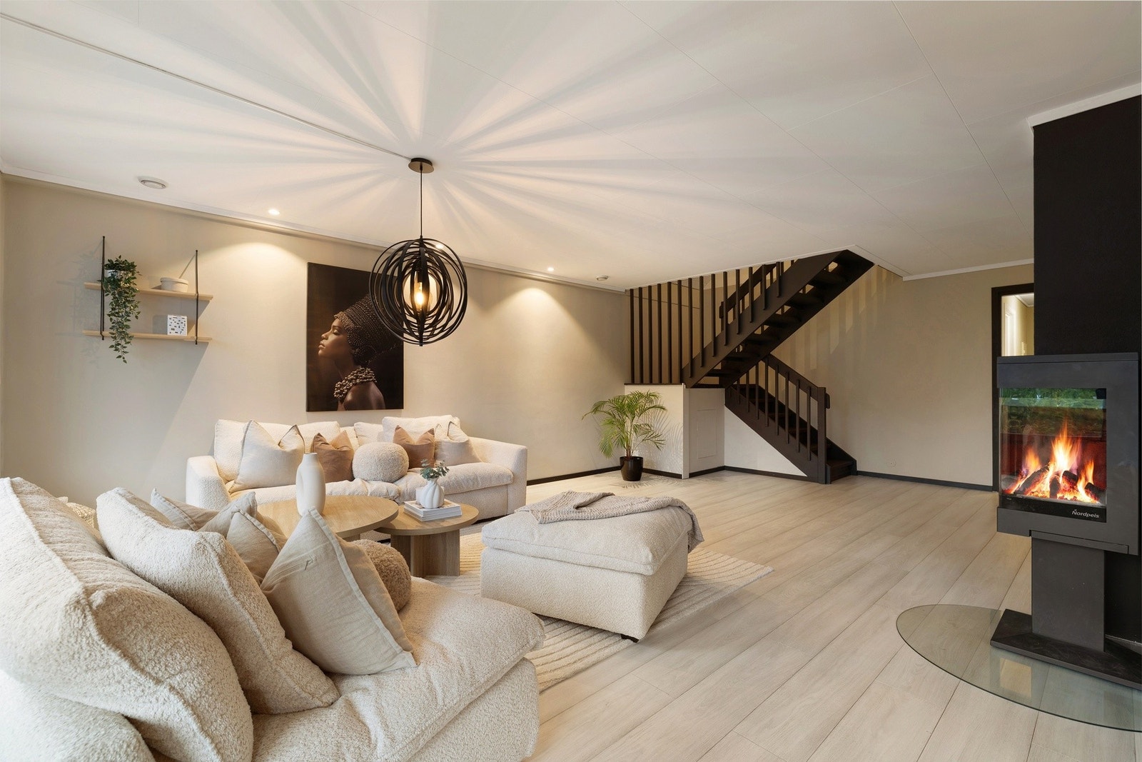 Stor stue med fleksible møbleringsmuligheter og lun peis som naturlig midtpunkt. Galleribilde