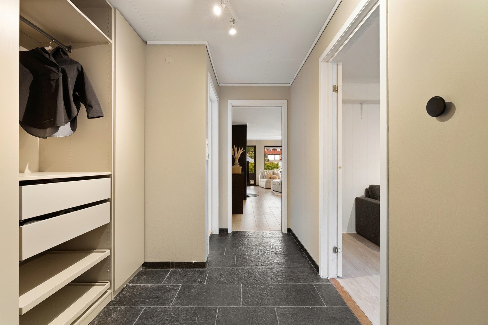 Romslig entré med smart oppbevaringsløsning Galleribilde