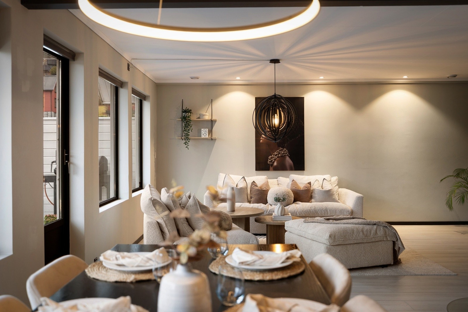 Spisestue i åpen forbindelse med stuen - perfekt for sosiale anledninger. Galleribilde