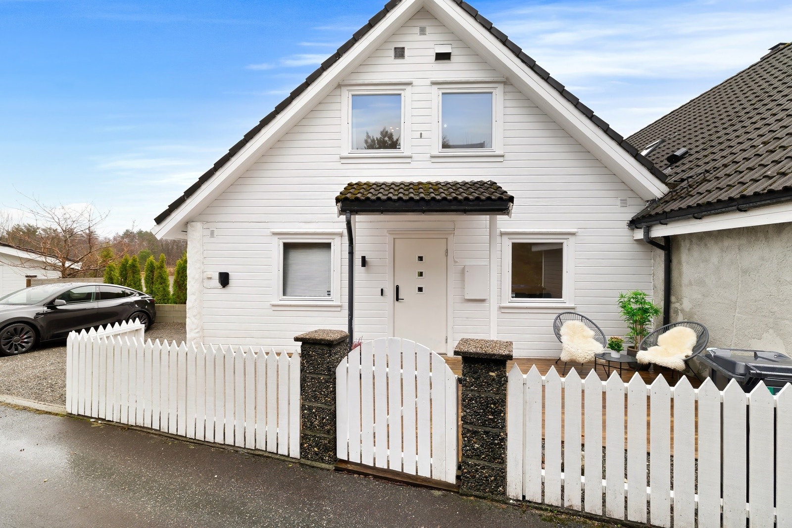 Innbydende fasade og hyggelig inngangsparti med småhuspreg. Galleribilde