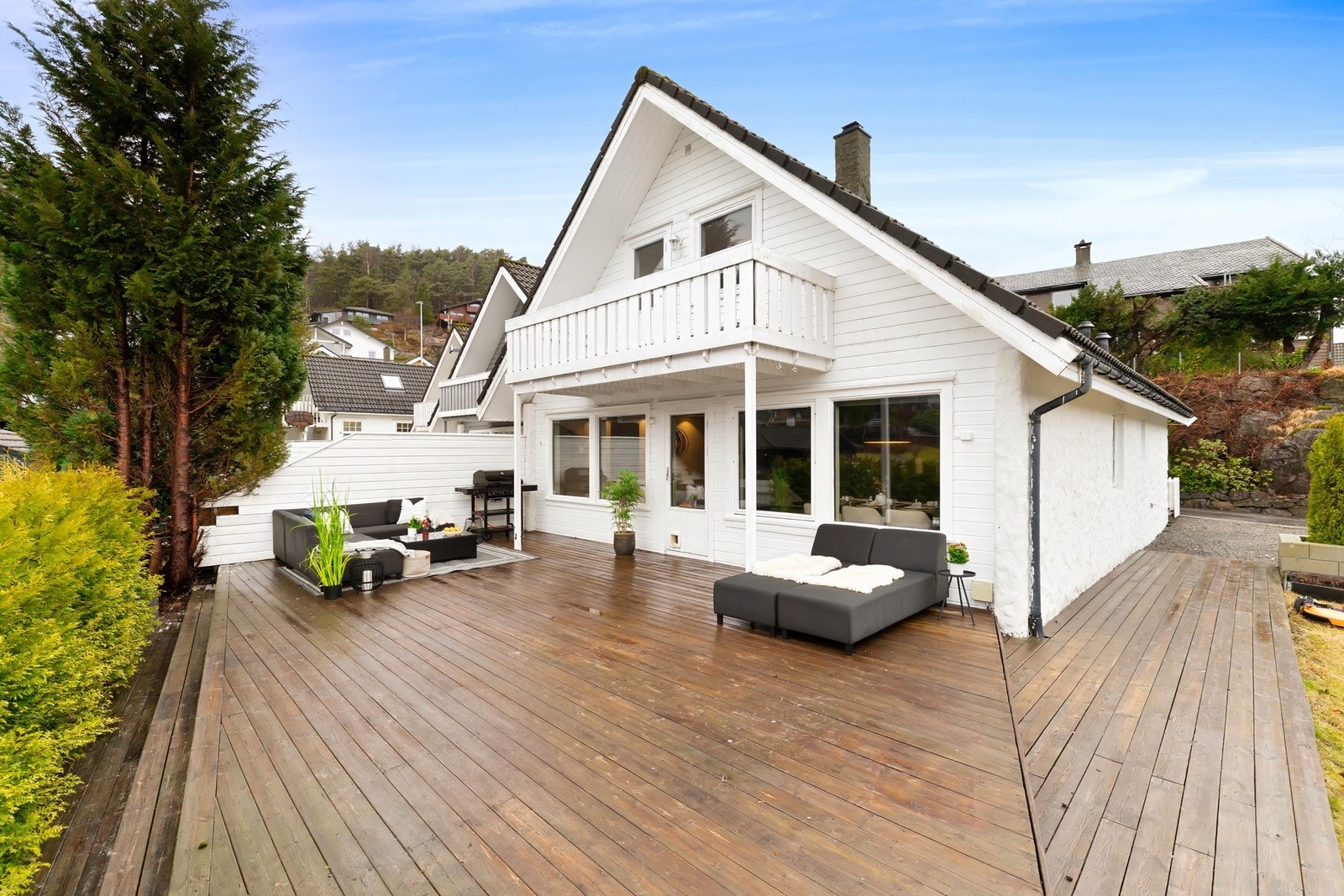 Solrik og romslig terrasse med gode soner for både avslapning og sosiale sammenkomster. Galleribilde