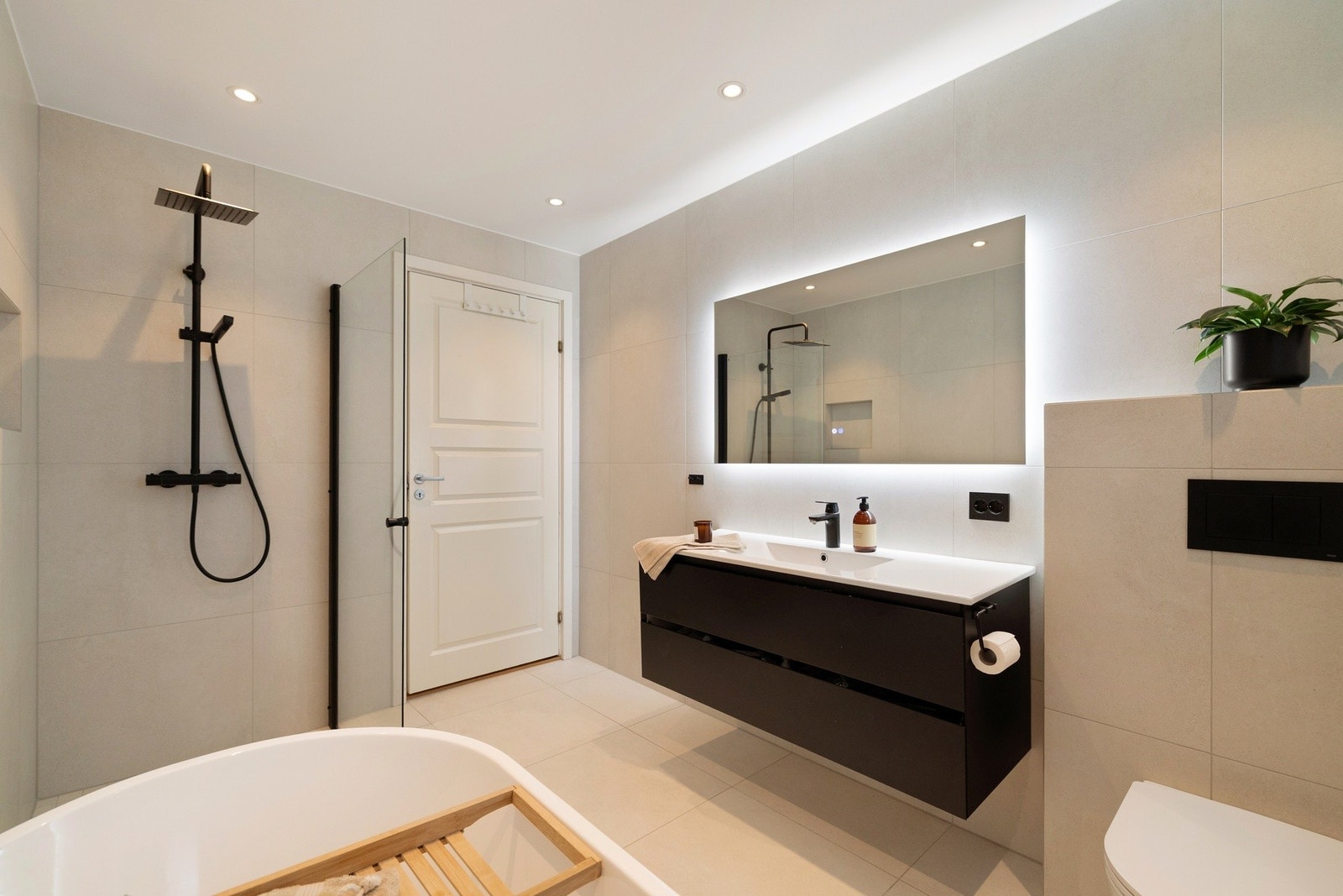 Romslig bad med servant og god oppbevaringsplass. Galleribilde