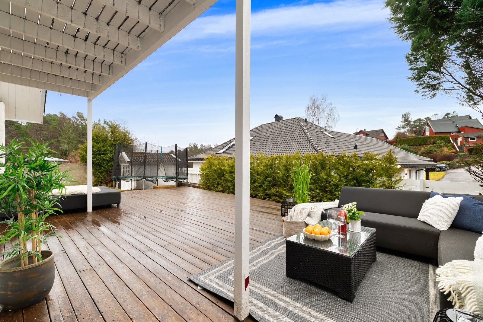 Uteplassen har god størrelse og flere naturlige oppholdssoner. Galleribilde