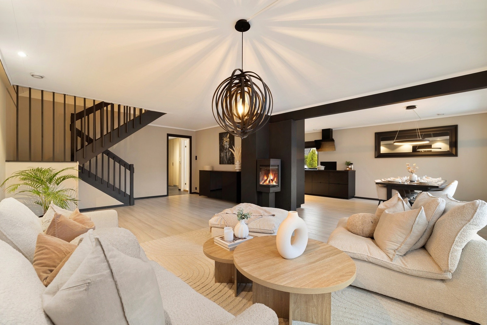 Oversiktsbilde av stue, god plass til både hverdagsliv og gjester. Galleribilde