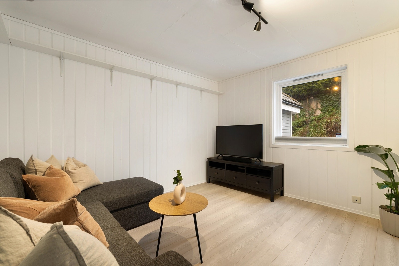 Soverom innredet som ekstra stue / TV-stue. Galleribilde