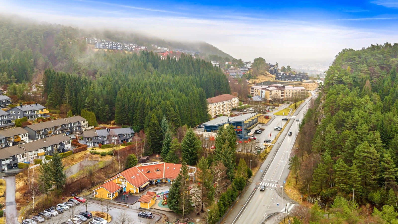 Området kombinerer gode kollektivforbindelser og enkel adkomst med nærhet til natur og rekreasjonsområder. Galleribilde