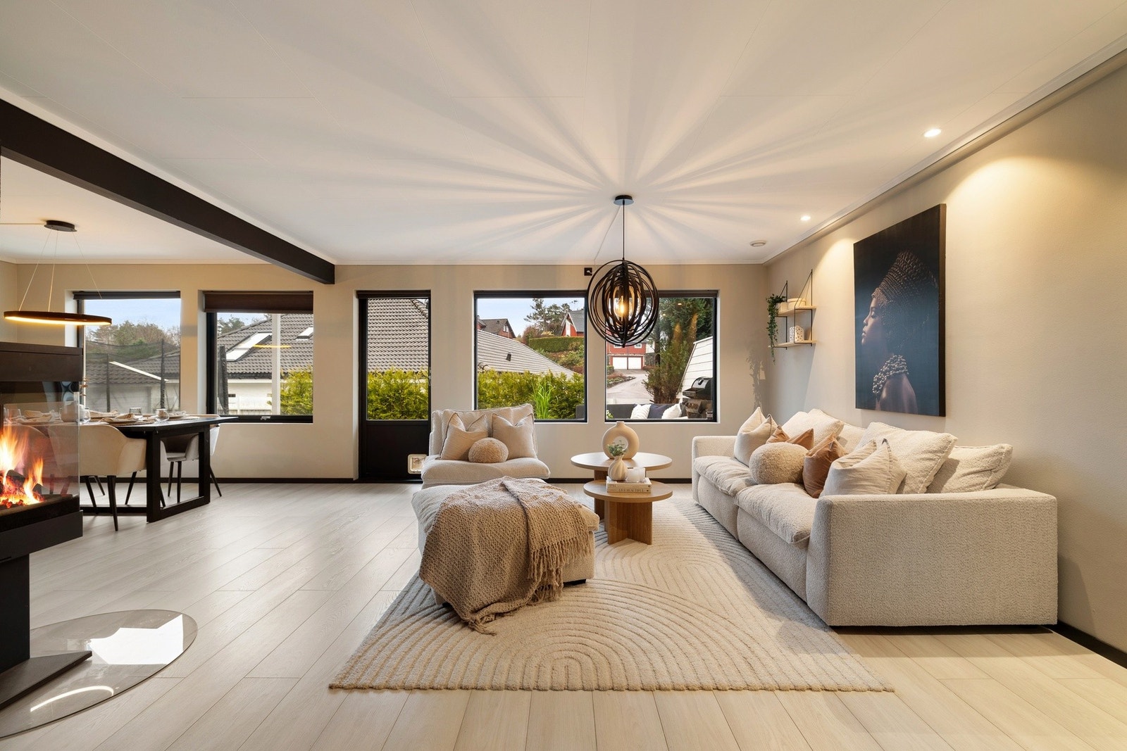 Åpen og luftig med rikelig av lysinnslipp. Galleribilde