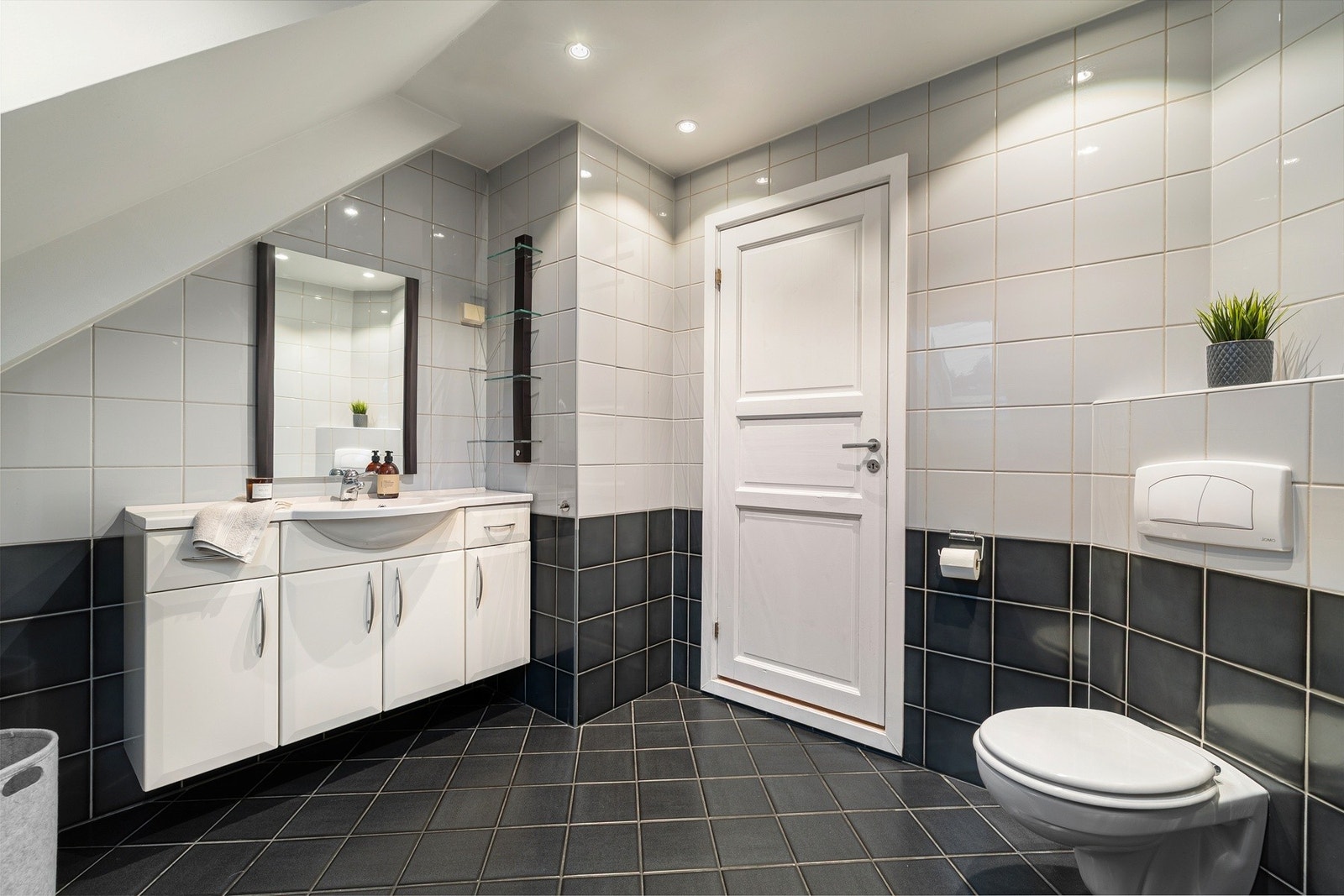 Baderom med servant og god oppbevaringsplass. Galleribilde