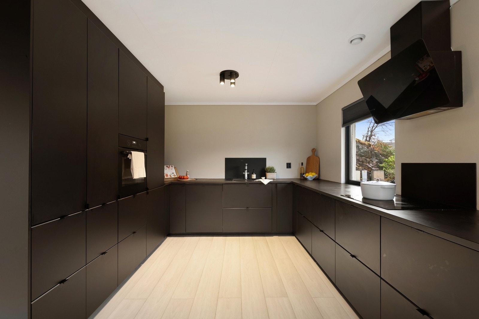 Stilrent og nyere kjøkken med rene linjer og gode arbeidsflater. Galleribilde