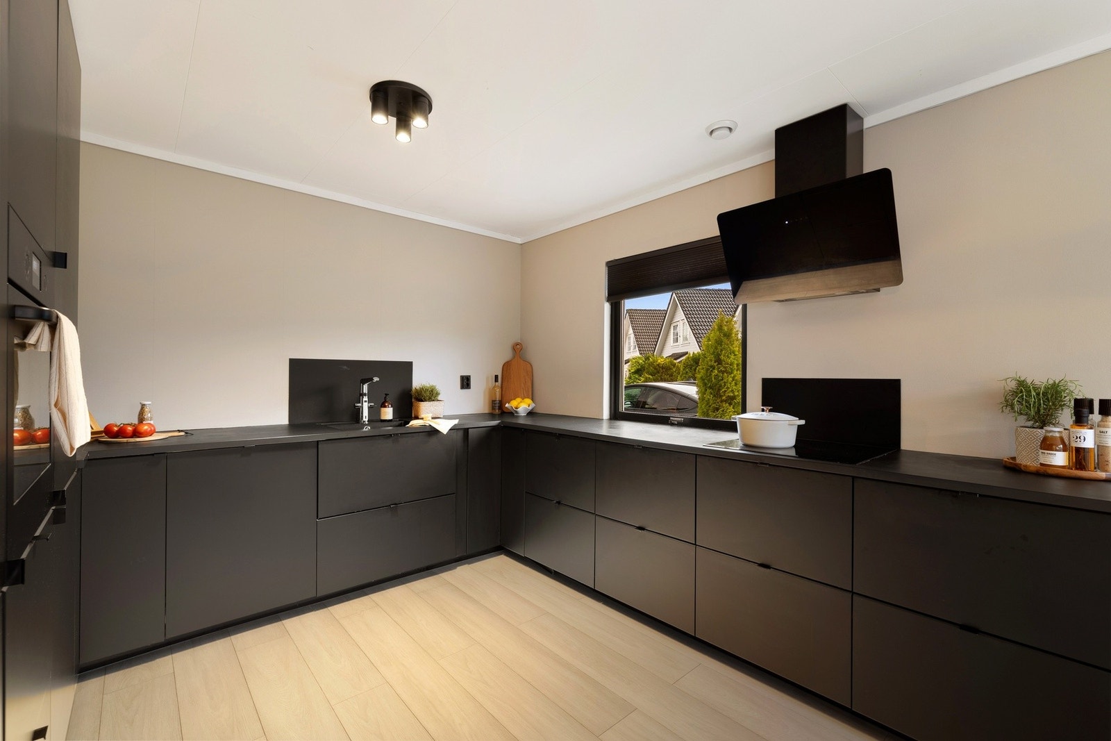 Romslig kjøkken med effektiv planløsning og god lagringsplass. Galleribilde