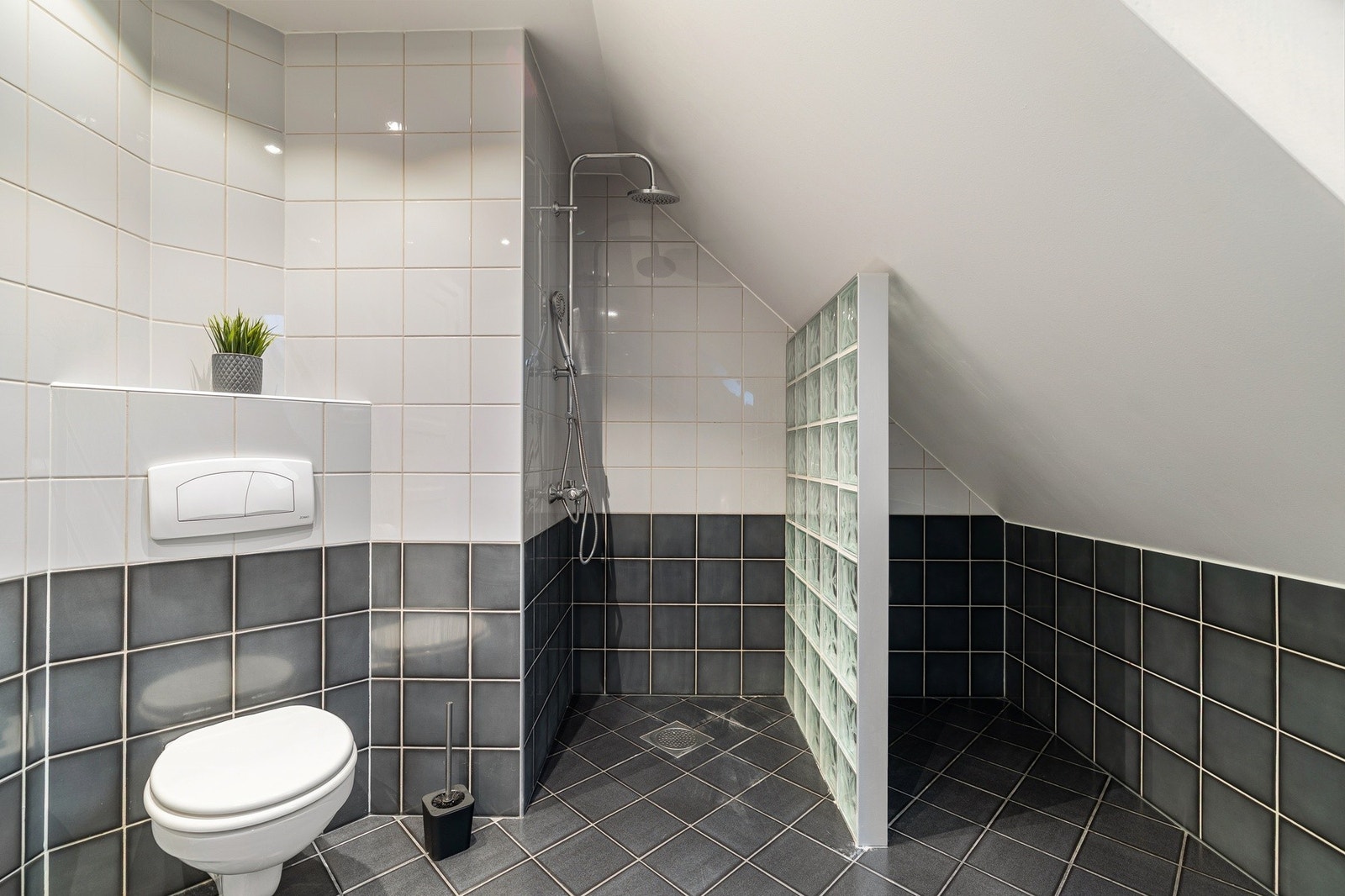 Helfliset bad med romslig dusjløsning. Galleribilde