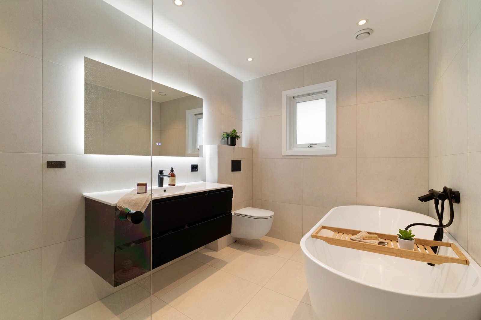 Moderne og helhetlig baderomsmiljø. Galleribilde