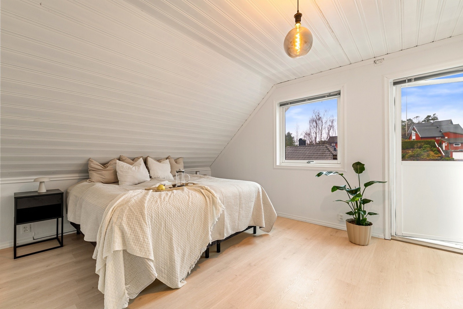 Hovedsoverom med god takhøyde og rolig atmosfære. Utgang til altan. Galleribilde