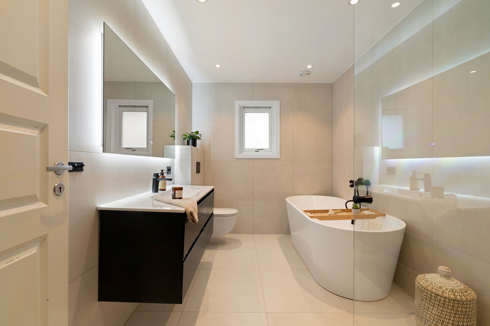 Stilrent bad fra 2022 med badekar og moderne uttrykk. Galleribilde