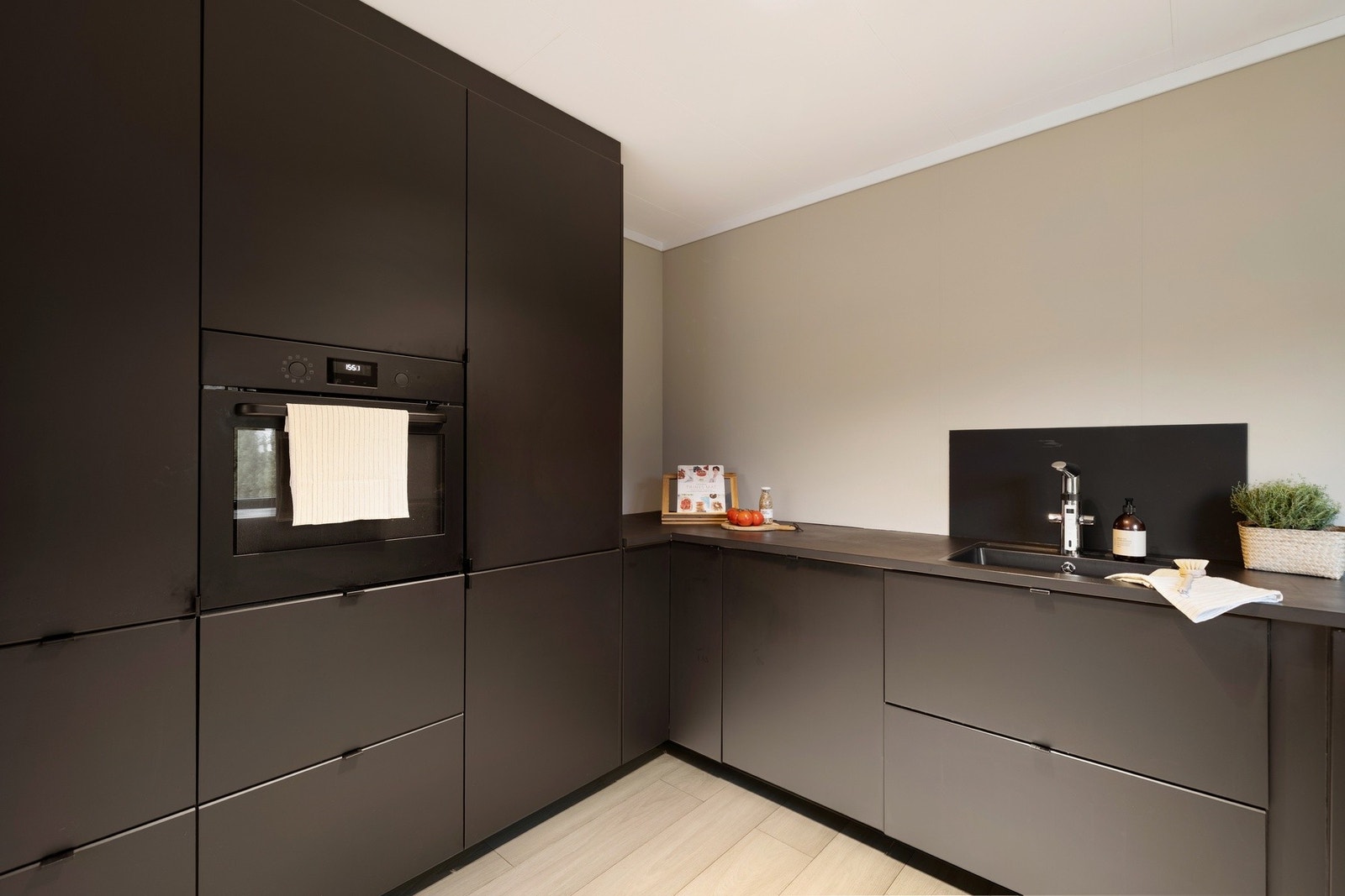 Integrerte løsninger og gjennomført materialvalg gir kjøkkenet et eksklusivt preg. Galleribilde