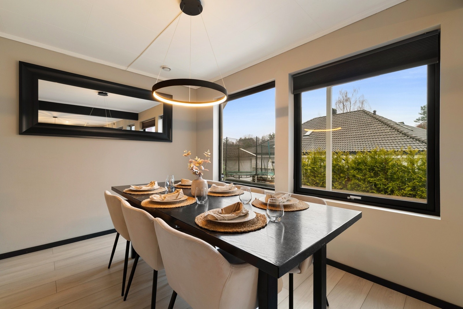 Spiseplass med usjenert utsyn over hagen og naturlig tilknytning til boligens sosiale soner. Galleribilde