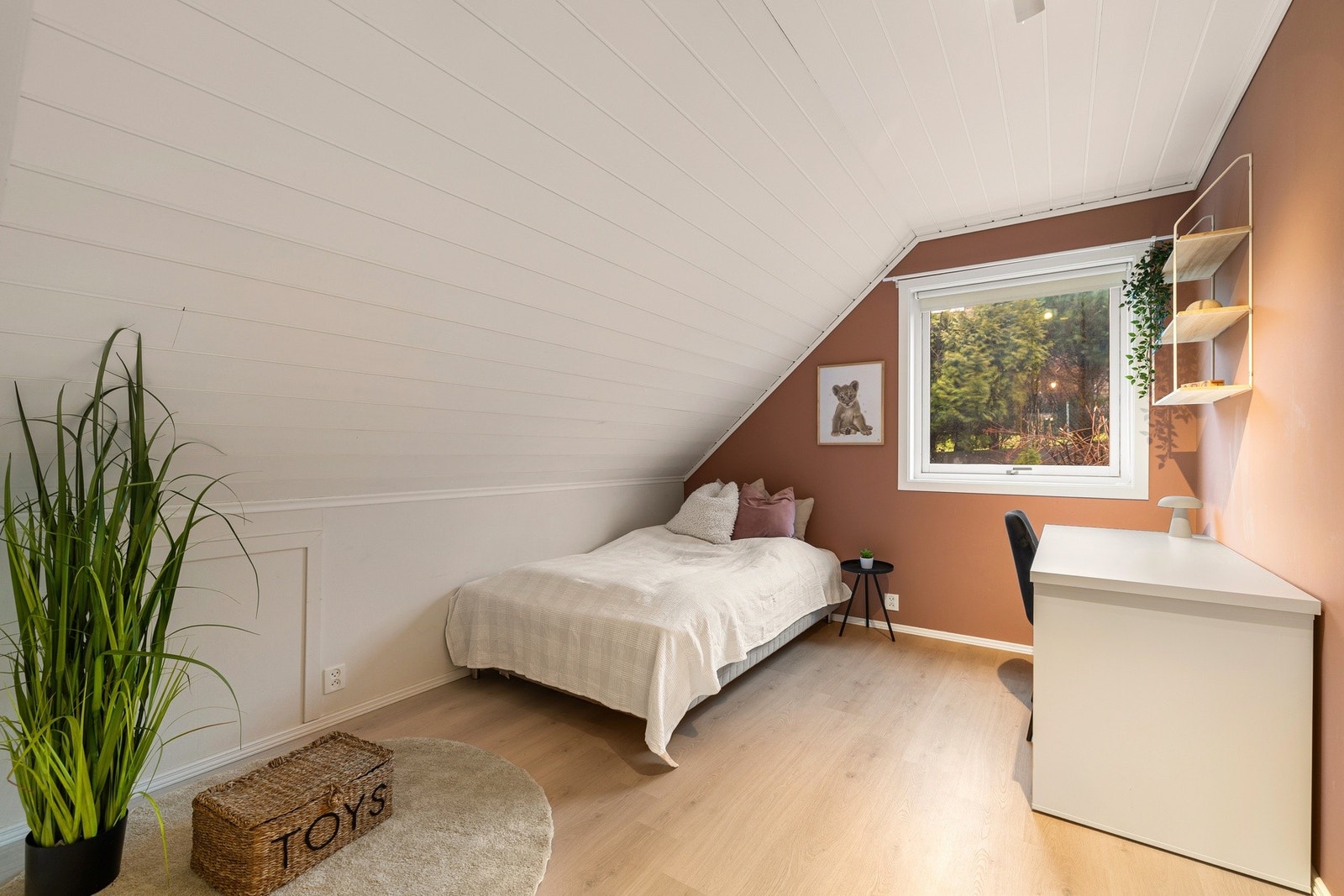Romslig soverom med plass til både seng og oppbevaring, malt i en frisk fargepalett. Galleribilde