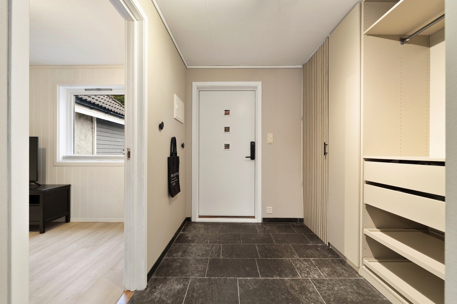 Gangareal som binder sammen boligens rom på en oversiktlig måte. Galleribilde