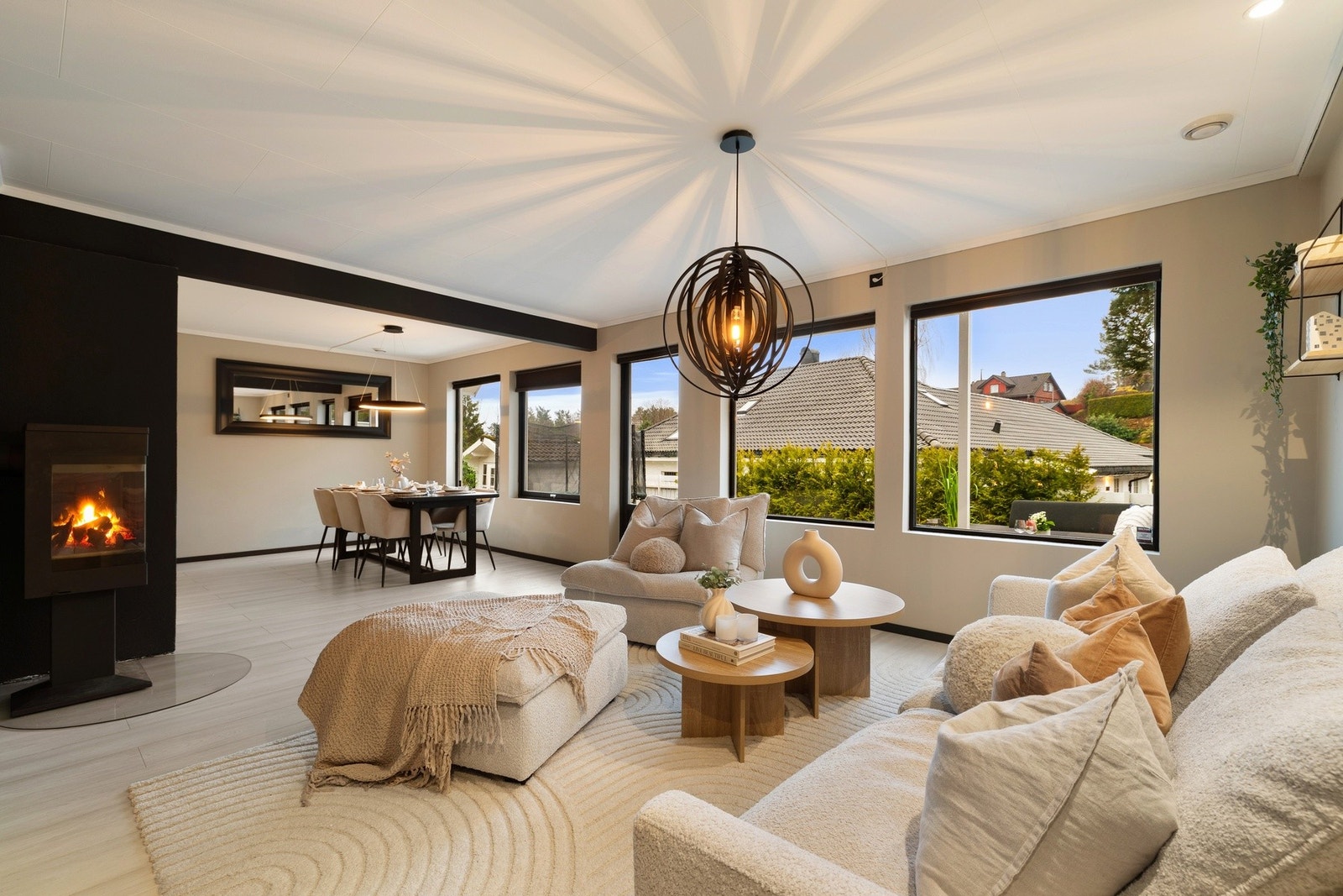 Store vindusflater og gjennomtenkt møblering skaper en lys og harmonisk atmosfære. Galleribilde