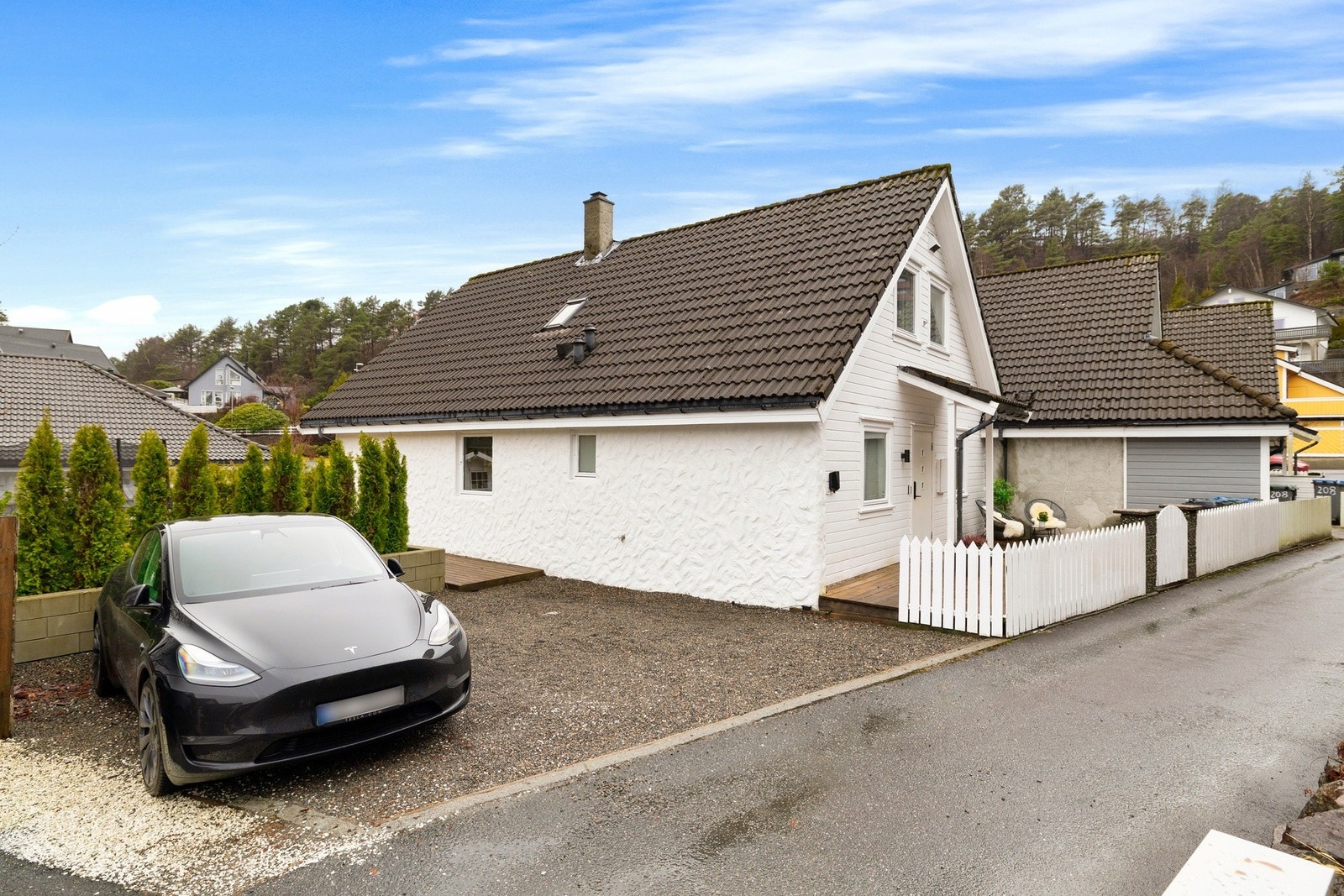 Praktisk parkering rett ved inngangspartiet gir enkel hverdag og god tilgjengelighet. Galleribilde