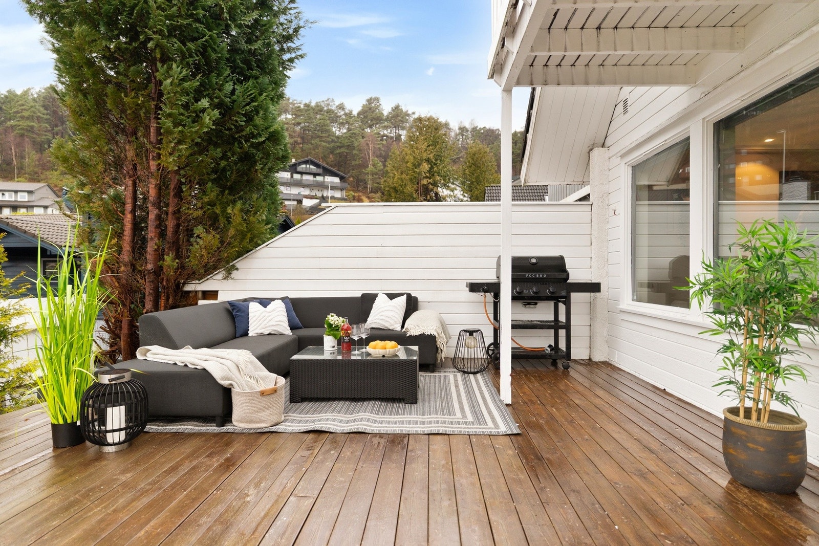 Kort avstand fra terrassen til kjøkkenet gjør det enkelt og praktisk å tilberede maten - perfekt for hyggelige grillkvelder. Galleribilde