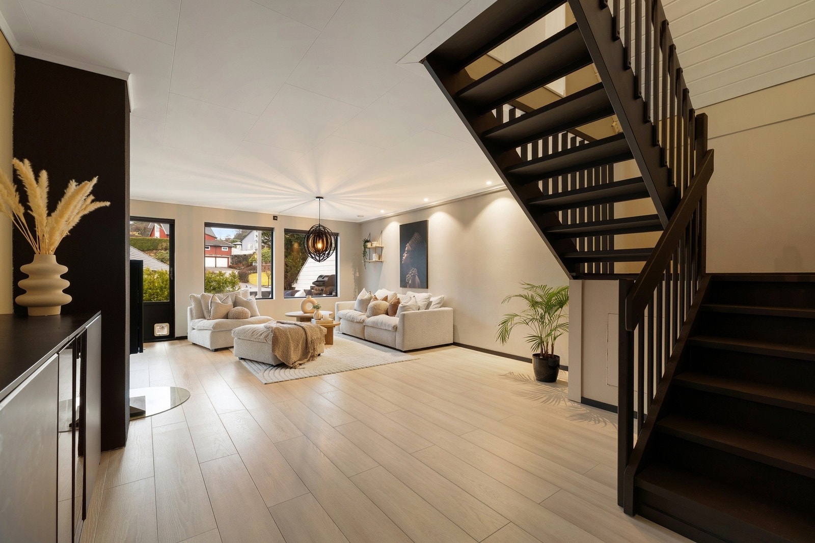 Oppbevaring eller et like lekerom under trapp. Galleribilde