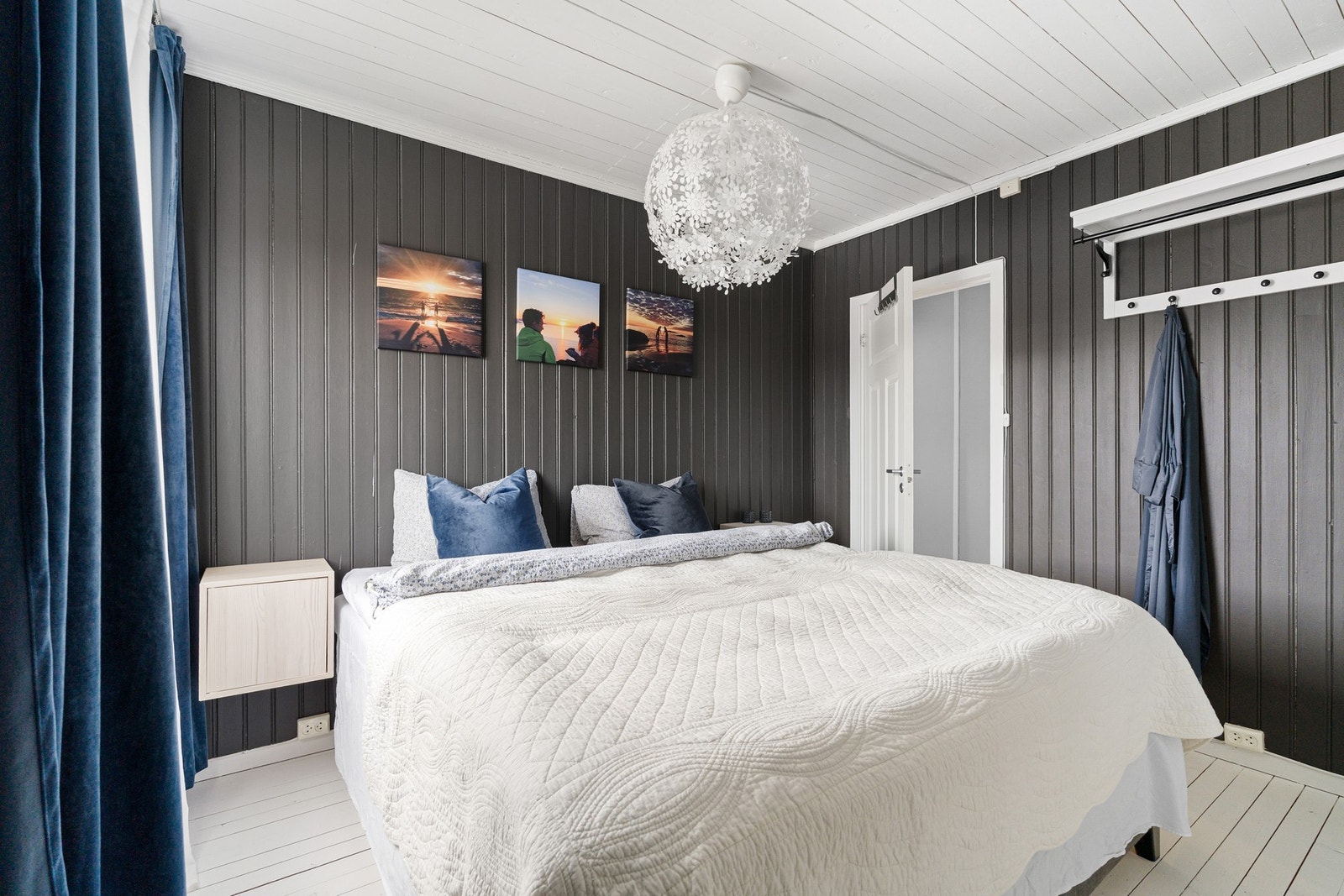 Rikelig med plass til dobbeltseng, nattbord og garderobeløsning. Galleribilde