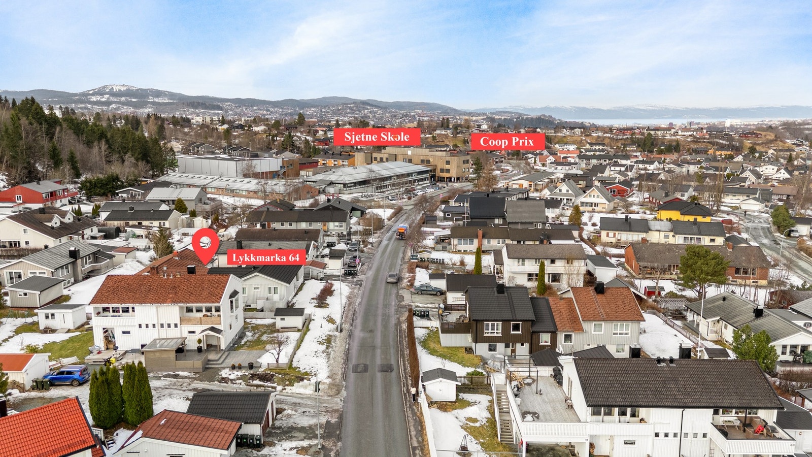 Fra eiendommen er det kort vei til blant annet skole, barnehage og dagligvarebutikk. Galleribilde