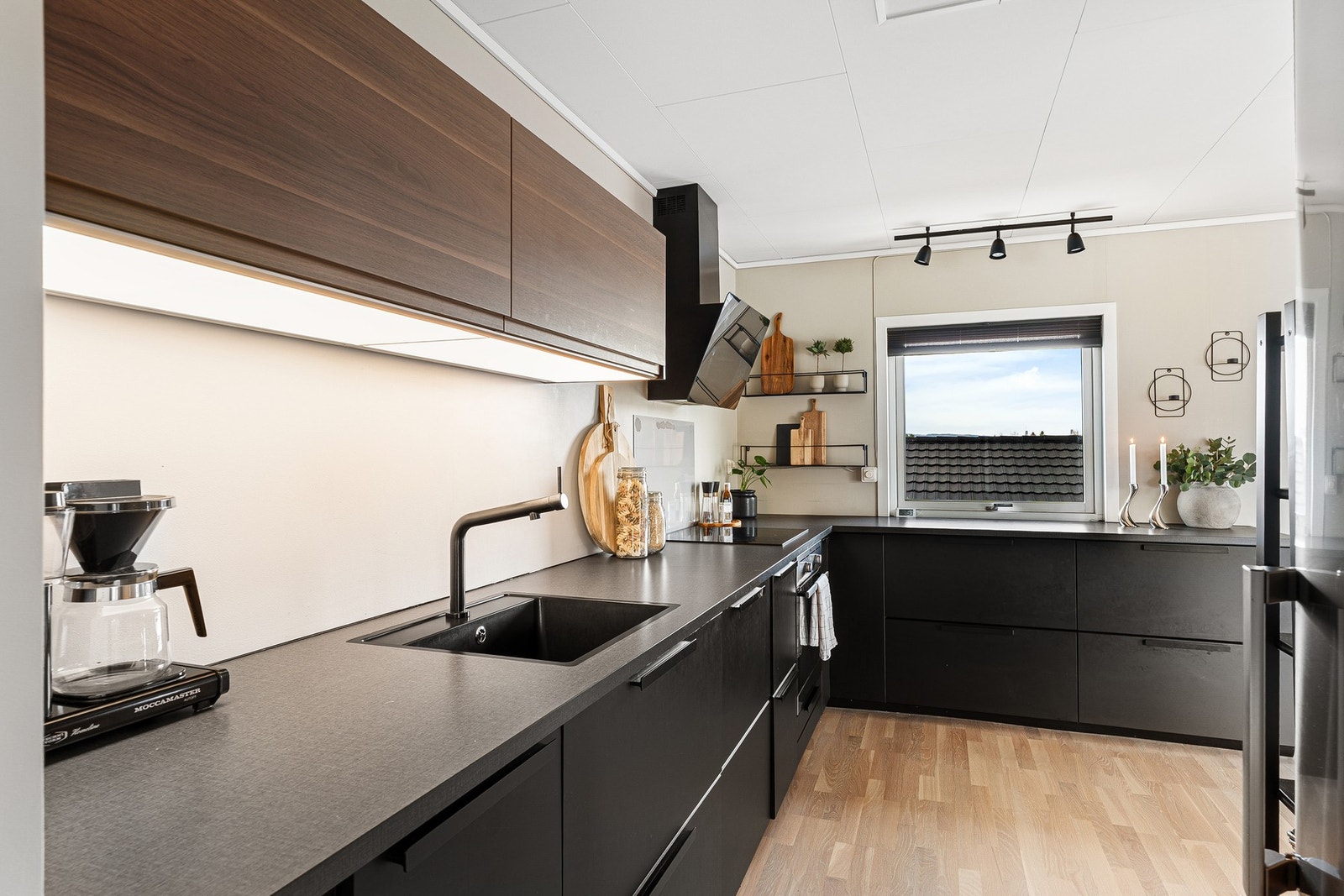 Kjøkkenet byr på rikelig med skap- og benkeplass. Galleribilde