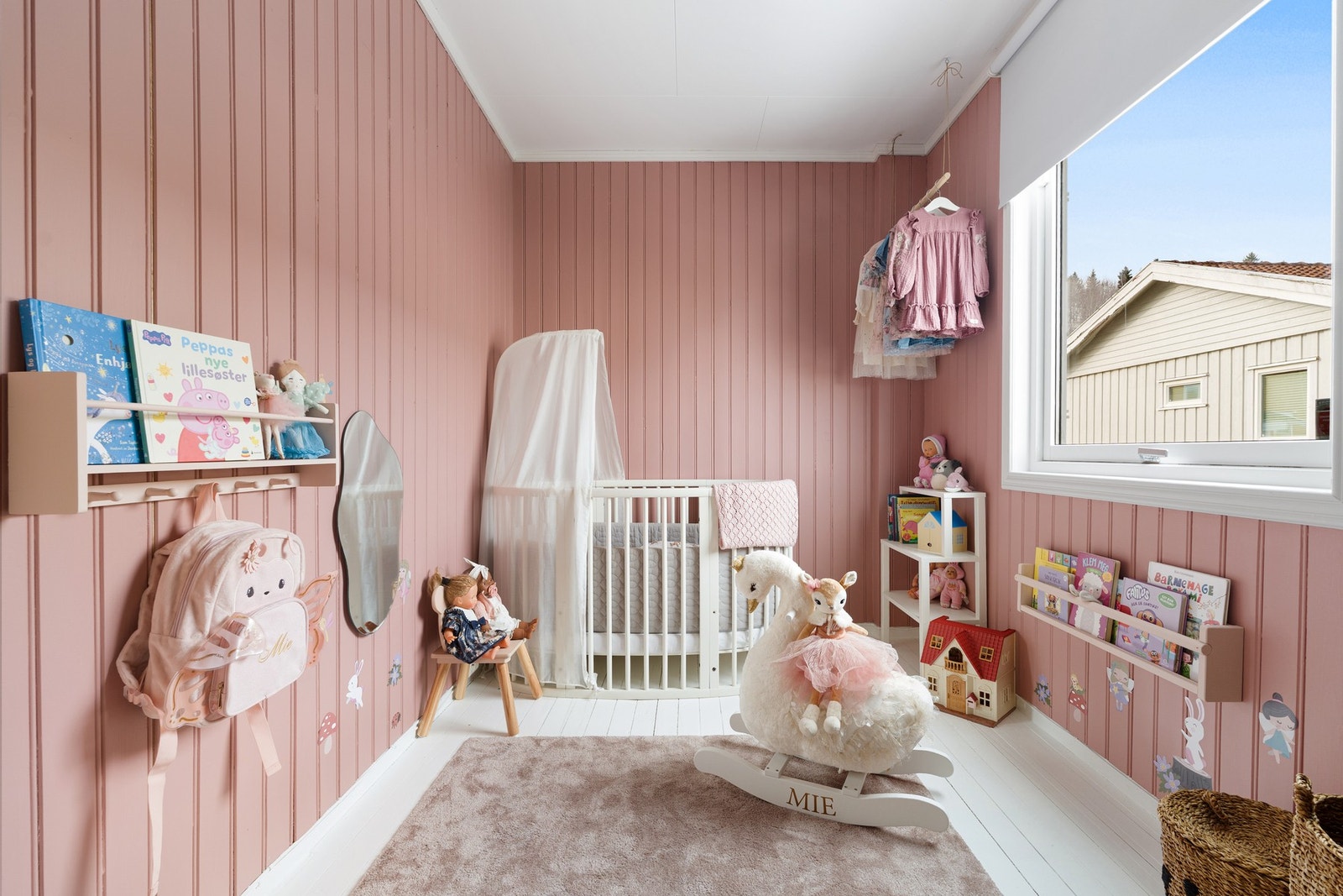 Alle soverommene finner sted i boligens 1. etasje sammen med inngangsparti og bad. Galleribilde