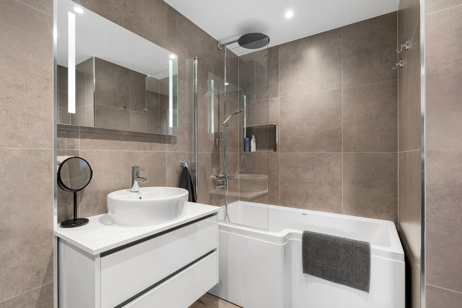 Badet fremstår som moderne og i bra stand. TG0. Galleribilde