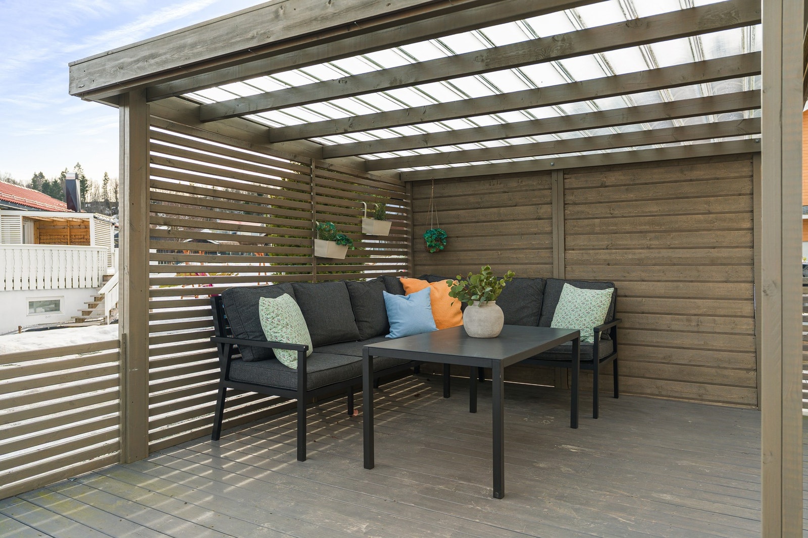 Pergola skaper rom, skygge og le. Her kan man nyte lange dager skjermet for både sol og regn. Galleribilde