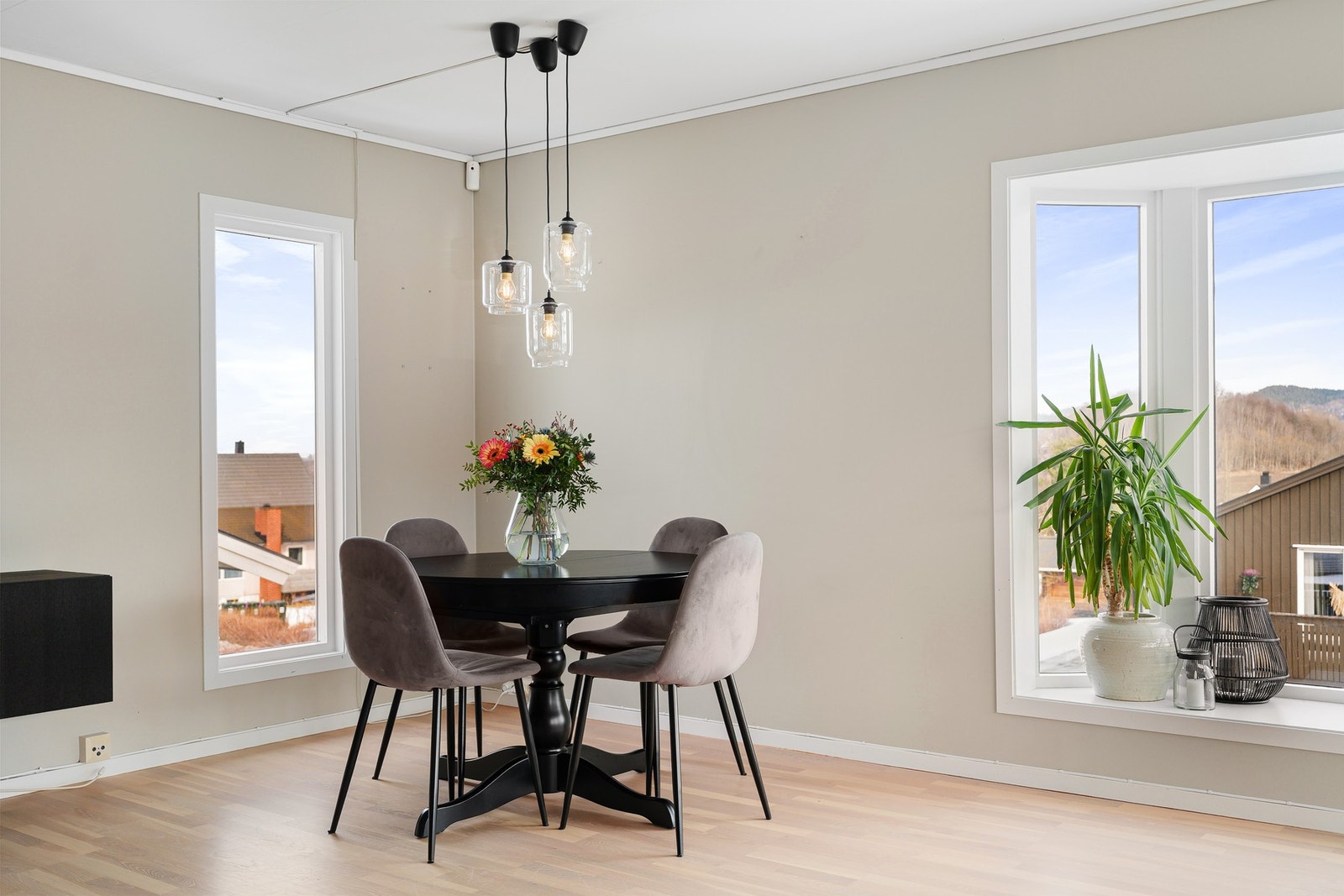 Spiseplassen finner sin naturlige plass mellom stua og kjøkkenet. Galleribilde