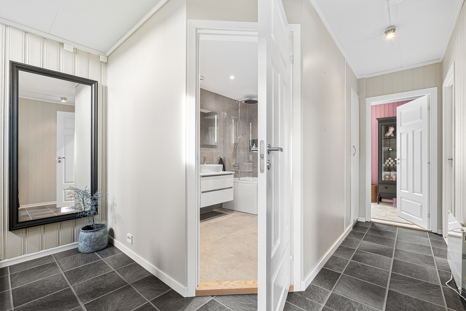 I Lykkmarka 64 ønskes man velkommen i et lyst og innbydende inngangsparti med plass til sko og klesavheng. Galleribilde