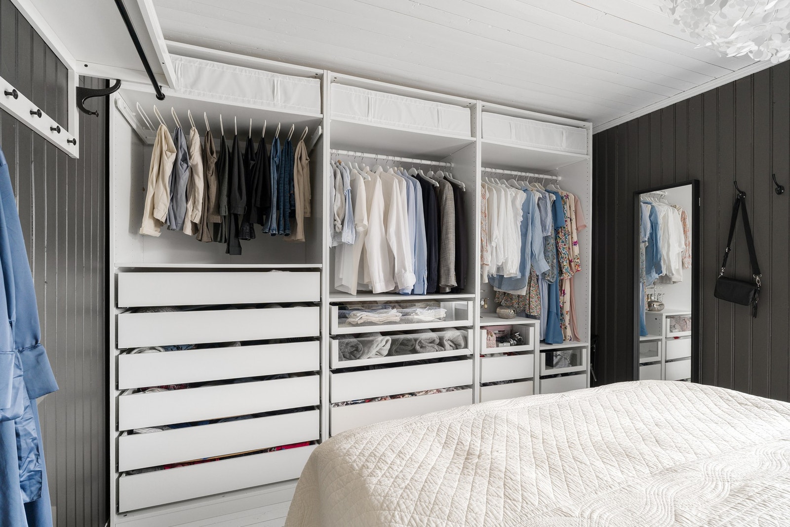 Det er montert praktisk garderobeløsning på soverommet. Galleribilde