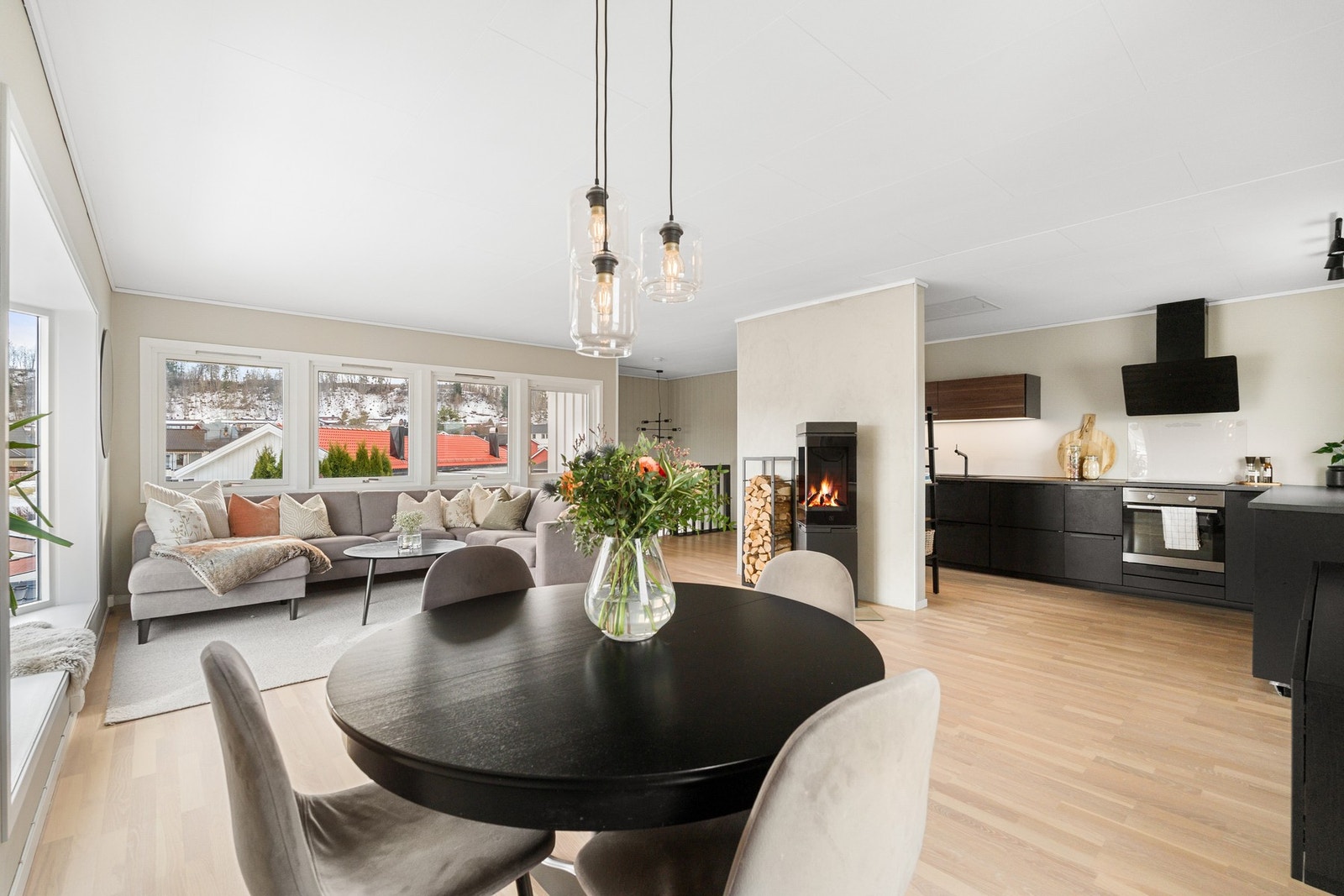 Den delvis åpne løsningen mellom stua og kjøkkenet gir en god romfølelse. Galleribilde