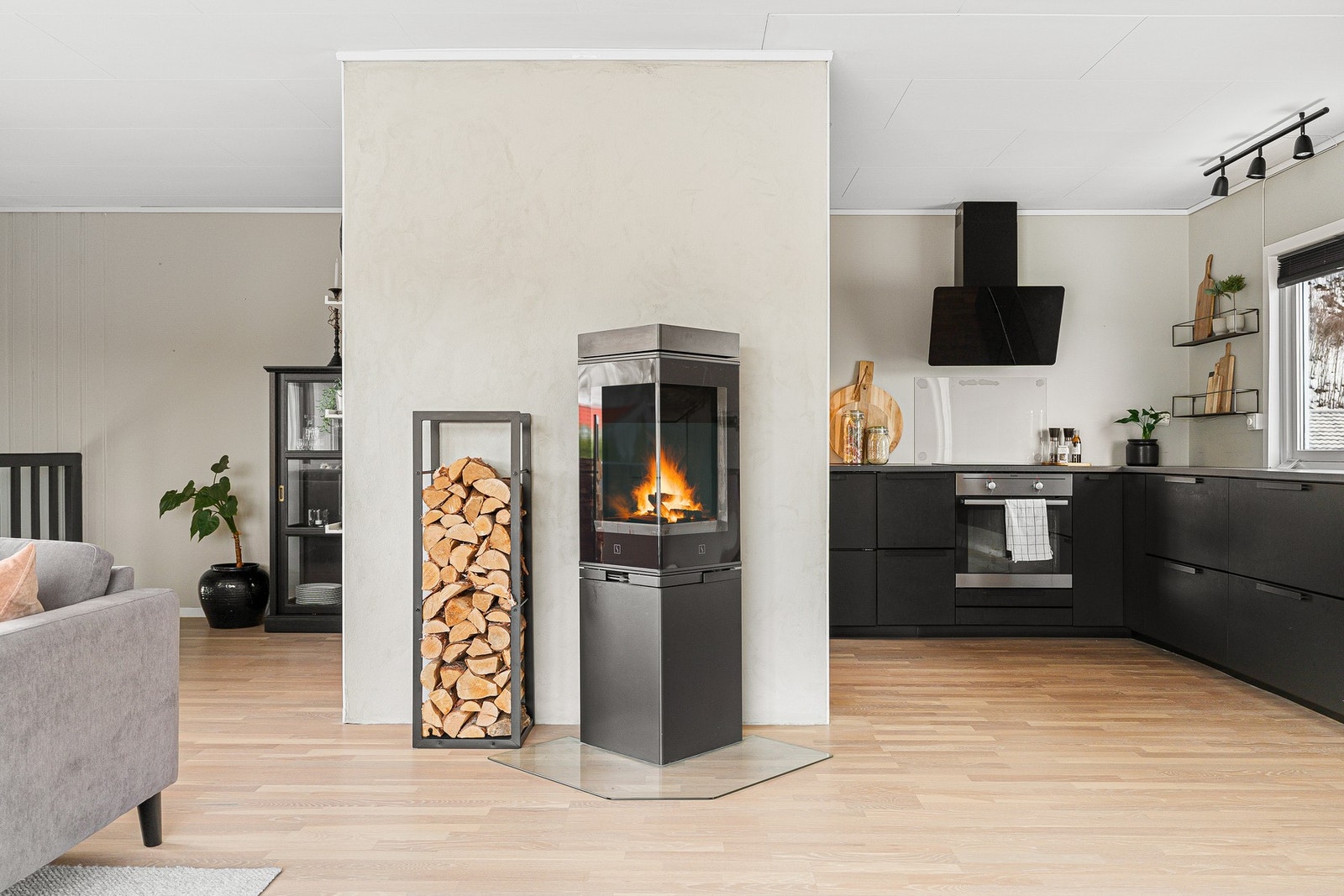 Vedovnen i stua bidrar til en hyggelig atmosfære. Boligen har også varmepumpe. Galleribilde