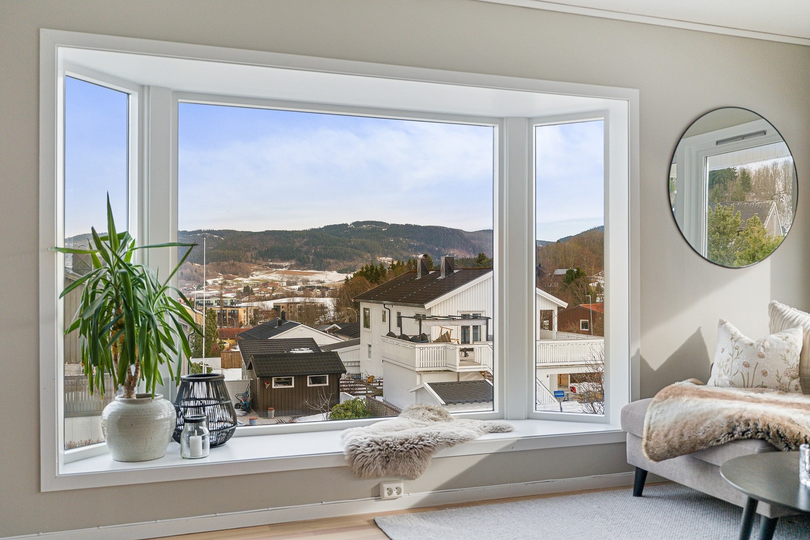 Utsikt over Sjetnemarka fra stua. Galleribilde